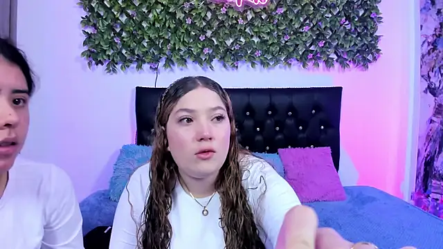 Snapshot of valeria_and_zoe chatting on May 2026 02:04:01 PM valeria and zoe online show from May 2026 02:04:01 PM