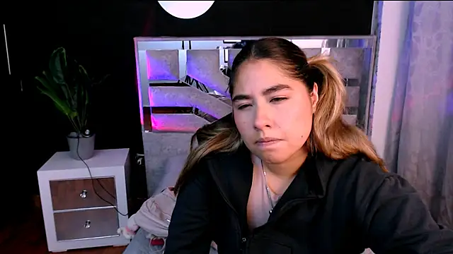 Sofiazaf  online show from March 2026 12:32:01 PM