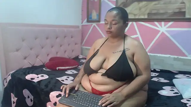 Snapshot of Doll_rihana chatting on May 2026 01:25:02 AM Doll rihana online show from May 2026 01:25:02 AM