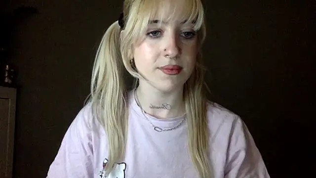 Snapshot of EmmyWet chatting on May 2026 04:44:02 PM EmmyWet online show from May 2026 04:44:02 PM