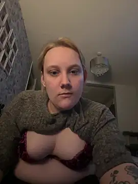 Snapshot of SassieBlondie chatting on February 2026 09:48:02 PM SassieBlondie online show from February 2026 09:48:02 PM