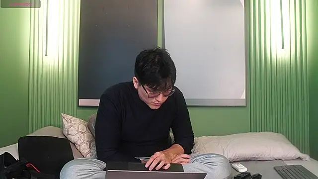 Mia and Belmonth online show from April 2026 06:59:02 PM