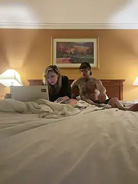 Darkcrowncouple online show from February 2026 01:45:02 PM