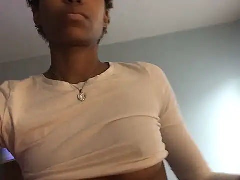 Snapshot of LunaBl00m chatting on March 2026 04:33:01 PM LunaBl00m online show from March 2026 04:33:01 PM