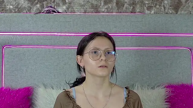 Naomimolie online show from July 2026 12:00:02 PM