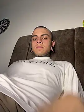 Snapshot of _valentinooo chatting on March 2026 04:06:01 AM valentinooo online show from March 2026 04:06:01 AM