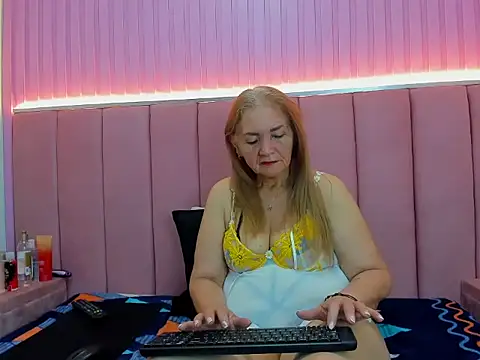 Snapshot of queenstarhy chatting on June 2026 04:10:01 PM queenstarhy online show from June 2026 04:10:01 PM