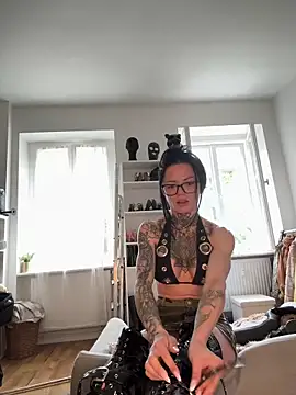 Snapshot of SkinnyLilly chatting on June 2026 09:59:01 AM SkinnyLilly online show from June 2026 09:59:01 AM