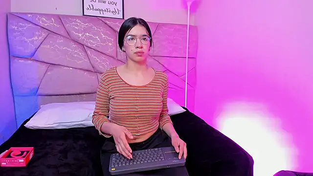 Snapshot of Amara_Velle chatting on May 2026 12:58:01 PM Amara Velle online show from May 2026 12:58:01 PM