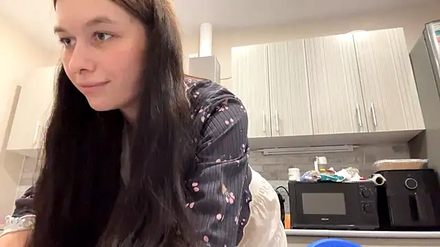 LaraDraggoo online show from April 2026 08:18:01 PM