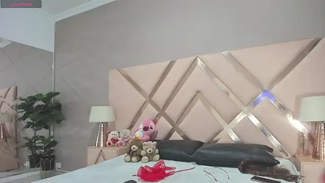 ZairaRogue online show from March 2026 12:09:01 PM