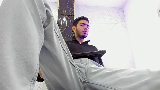 Valentin Lux online show from April 2026 03:01:04 AM