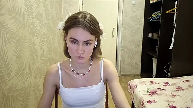 ElenoreHolguin online show from April 2026 02:47:02 PM