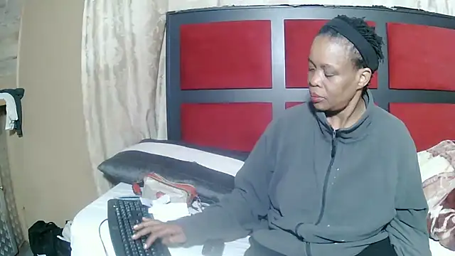 Snapshot of JoycyQueen chatting on June 2026 12:14:01 AM JoycyQueen online show from June 2026 12:14:01 AM
