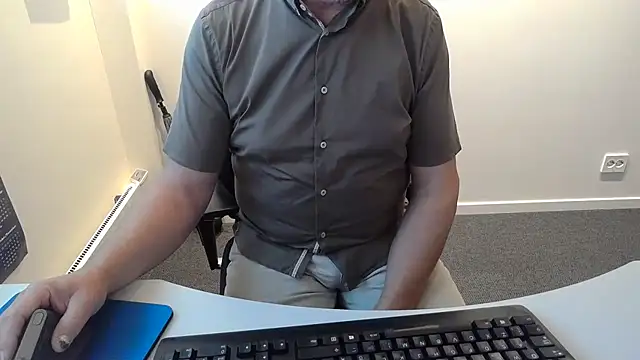Snapshot of Buggemann chatting on July 2026 03:13:01 AM Buggemann online show from July 2026 03:13:01 AM