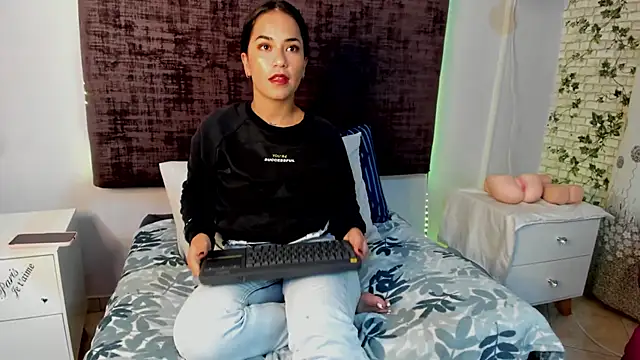 Snapshot of thyra-corall chatting on April 2026 03:29:01 AM thyra-corall online show from April 2026 03:29:01 AM