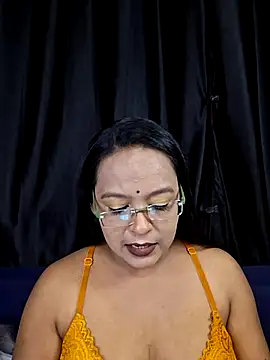 Snapshot of hornyrosy321 chatting on June 2026 04:33:01 PM hornyrosy321 online show from June 2026 04:33:01 PM
