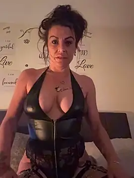 Eviehudson online show from April 2026 09:30:02 PM