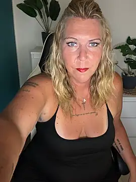 SuesseAurelie1 online show from May 2026 04:15:01 PM