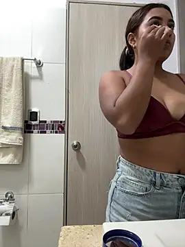 Snapshot of yuliana056 chatting on April 2026 09:15:02 PM yuliana056 online show from April 2026 09:15:02 PM