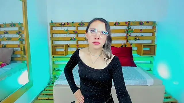 Ashley Benoit online show from April 2026 01:27:01 PM