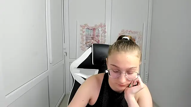 Mia kristal online show from June 2026 07:34:01 AM