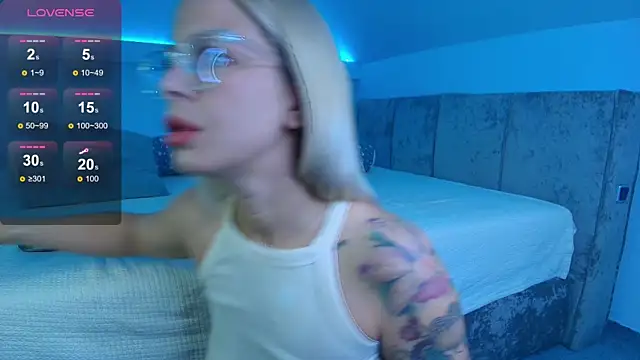 Snapshot of BluEyesKate chatting on June 2026 05:39:02 AM BluEyesKate online show from June 2026 05:39:02 AM