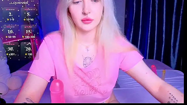 Snapshot of BlondieSummer chatting on June 2026 06:12:01 PM BlondieSummer online show from June 2026 06:12:01 PM
