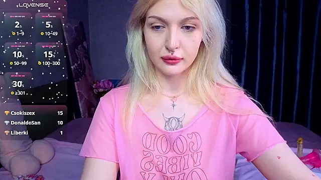 Snapshot of BlondieSummer chatting on July 2026 08:11:02 PM BlondieSummer online show from July 2026 08:11:02 PM