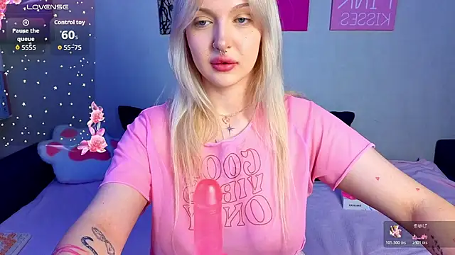 Snapshot of BlondieSummer chatting on August 2026 07:49:02 PM BlondieSummer online show from August 2026 07:49:02 PM