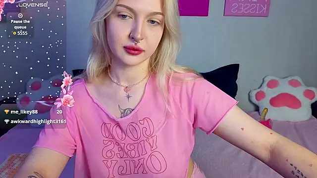 Snapshot of BlondieSummer chatting on August 2026 06:32:01 PM BlondieSummer online show from August 2026 06:32:01 PM