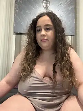 Snapshot of CurlyMaddie chatting on April 2026 04:43:02 PM CurlyMaddie online show from April 2026 04:43:02 PM
