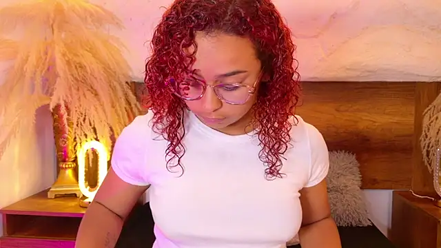 Snapshot of lara_curly chatting on April 2026 10:10:01 AM lara curly online show from April 2026 10:10:01 AM