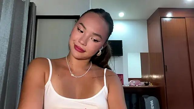 Snapshot of kamila_18_french chatting on April 2026 02:15:02 PM kamila 18 french online show from April 2026 02:15:02 PM