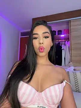 Snapshot of Rossie_Blooms chatting on May 2026 10:38:02 PM Rossie Blooms online show from May 2026 10:38:02 PM