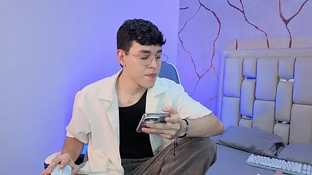 Snapshot of Tom_Parker_ chatting on March 2026 11:19:01 PM Tom Parker online show from March 2026 11:19:01 PM