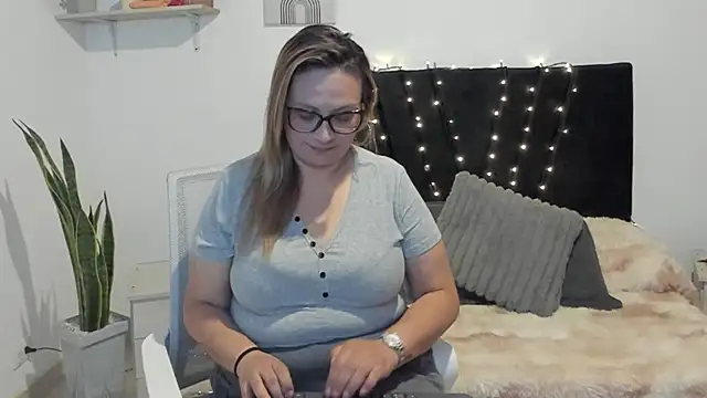 Snapshot of Just_evangeline chatting on April 2026 02:36:02 PM Just evangeline online show from April 2026 02:36:02 PM