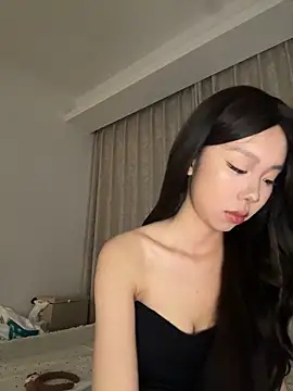 Snapshot of jolie_33 chatting on May 2026 01:18:02 PM jolie 33 online show from May 2026 01:18:02 PM