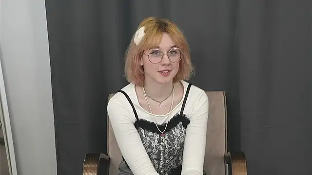 JuleeDutil online show from March 2026 05:01:02 AM