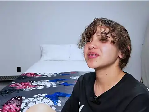 Snapshot of DulceParis chatting on March 2026 12:32:02 AM DulceParis online show from March 2026 12:32:02 AM