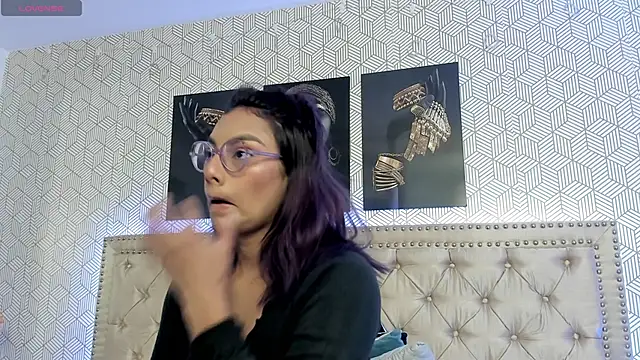 Snapshot of ValeAlvarez_ chatting on March 2026 06:40:01 PM ValeAlvarez online show from March 2026 06:40:01 PM