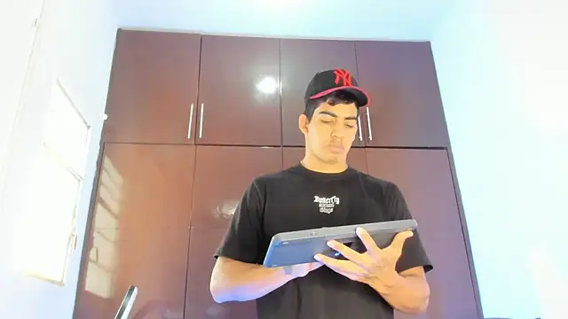 Milo LatinBoy online show from March 2026 07:03:02 PM