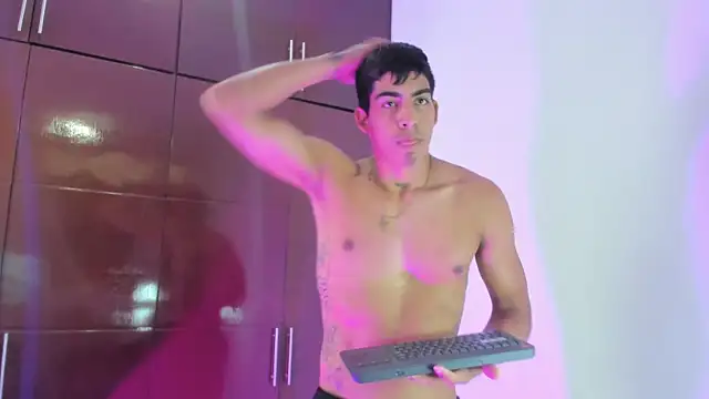 Milo LatinBoy online show from April 2026 07:00:01 PM