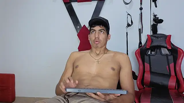 Milo LatinBoy online show from April 2026 07:15:01 PM