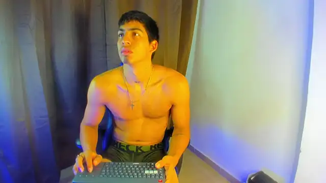 Milo LatinBoy online show from April 2026 08:04:01 PM
