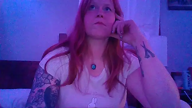 Snapshot of RedVelvetVixen chatting on April 2026 02:06:01 AM RedVelvetVixen online show from April 2026 02:06:01 AM