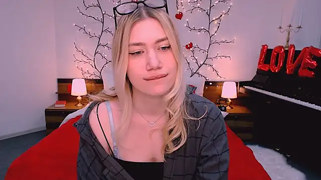 Snapshot of blonde_angell chatting on April 2026 02:48:02 PM blonde angell online show from April 2026 02:48:02 PM