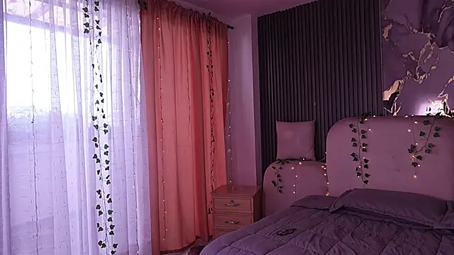 Snapshot of LilithLuxor_ chatting on April 2026 01:23:01 PM LilithLuxor online show from April 2026 01:23:01 PM