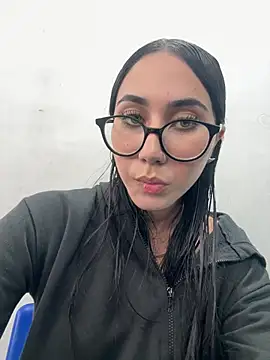 juliacosta online show from April 2026 01:35:02 PM