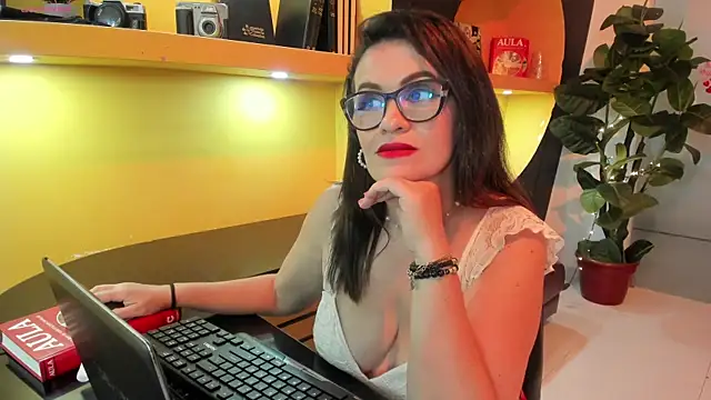 Snapshot of BiancaRoyalle chatting on April 2026 09:15:01 PM BiancaRoyalle online show from April 2026 09:15:01 PM